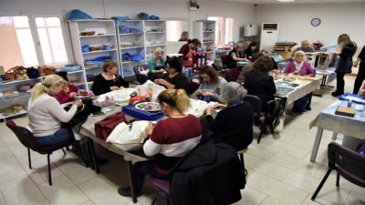 Bornova Belediyesi hobi kursları için neresi ile görüşebilirim?