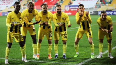 Altınordu: 2 – Menemenspor: 4