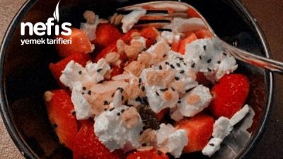 Çilekli Peynirli Salata