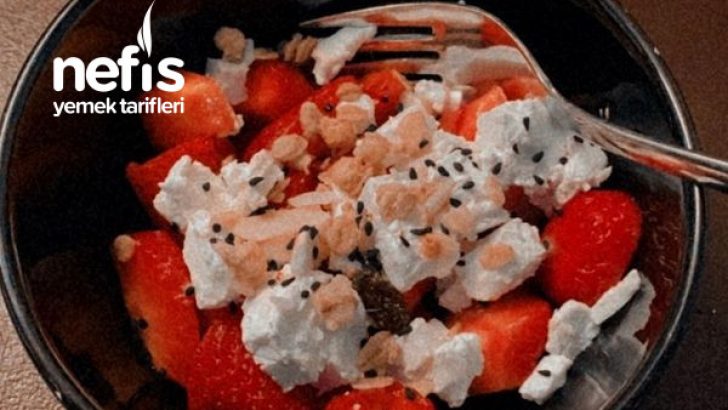 Çilekli Peynirli Salata