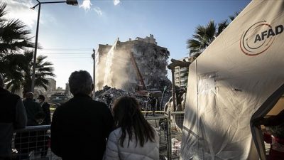 Devlet ve millet İzmir zelzelesinin yaralarını el ele sardı
