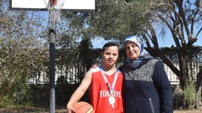 Down sendromlu basketbolcu Yunus Emre, annesinin takviyesiyle muvaffakiyete koşuyor