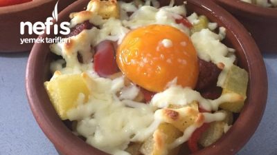 Güveçte Patatesli Sucuklu Yumurta
