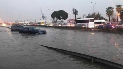 İzmir, Harika Bir Sağanak Yağışa Teslim Oldu