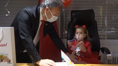 İzmir sarsıntısının simgesi Ayda başkanlık koltuğunda