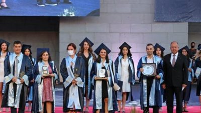 İzmir’de doğuştan görme engelli genç kız, üniversiteyi dereceyle bitirdi