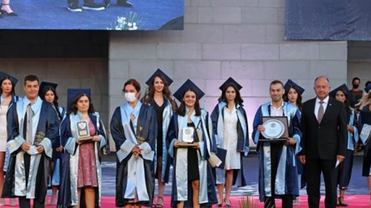 İzmir’de doğuştan görme engelli genç kız, üniversiteyi dereceyle bitirdi