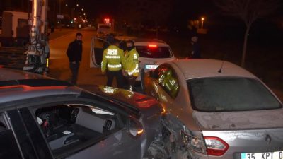 İzmir’de zincirleme trafik kazaları: 14 araç hasar gördü