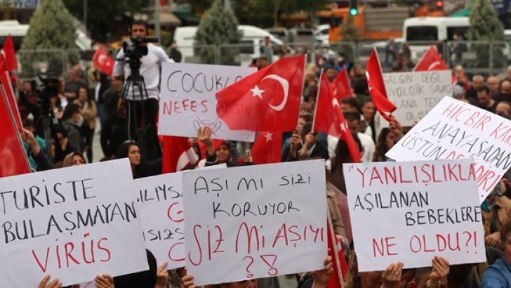 Kovid-19 aşısı aykırıları, İzmir’de miting düzenledi