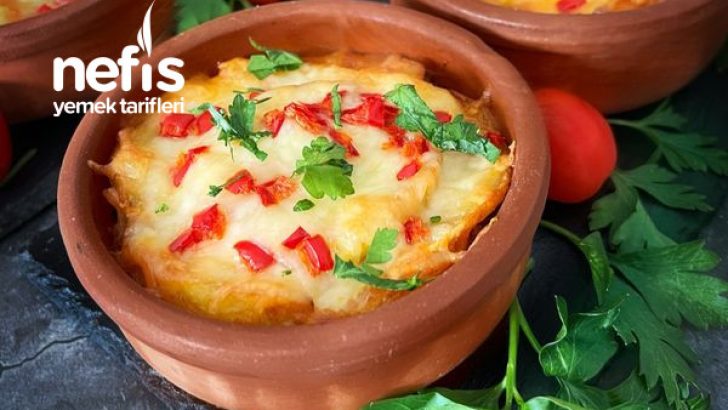 Küçük Güveçlerde Patatesli Kıymalı Yemek
