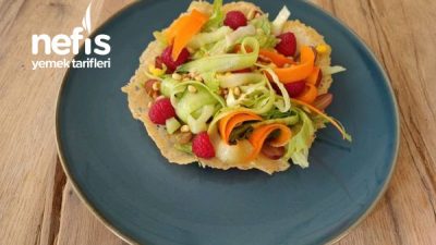 Parmesan Eşliğinde Tatlı Ekşi Salata