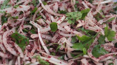 Sumaklı Soğan Salatası
