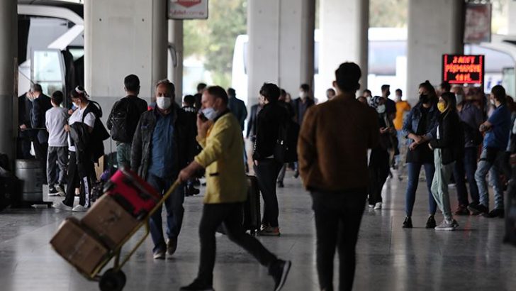 “Tam kapanma” öncesi İzmir Otogarı’nda yoğunluk yaşanıyor