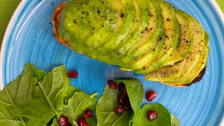 Avokadolu Ekmek Dilimleri