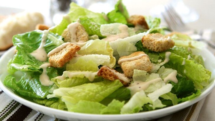 Ballı, Avakadolu Ve Ev Yapımı Mayonez Soslu Karışık Yeşil Salata