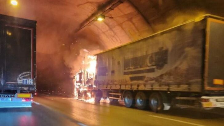 Bayraklı Tüneli’nde TIR’da yangın