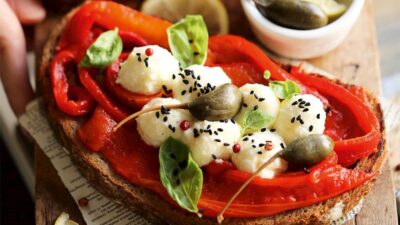Beyaz Peynirli Ve Kırmızı Biberli Ekmek Üstleri