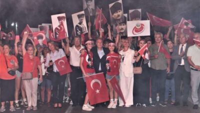 Bornova’da 101. yıl fener alayı ve konserle kutlandı