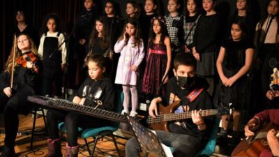 Bornova’da çocuklar Barış Manço için söyledi