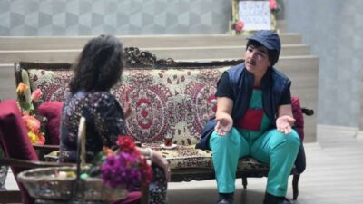 Bornova’da sahne bayanların