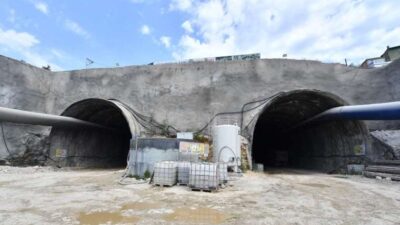 Buca Onat Tüneli yolu yarıladı