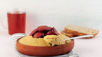 Güveçte Sucuklu Humus