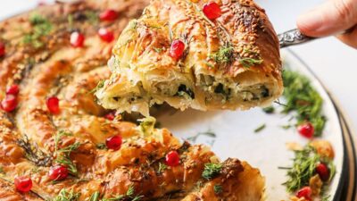 Ispanaklı Ve Peynirli Rulo Tepsi Böreği