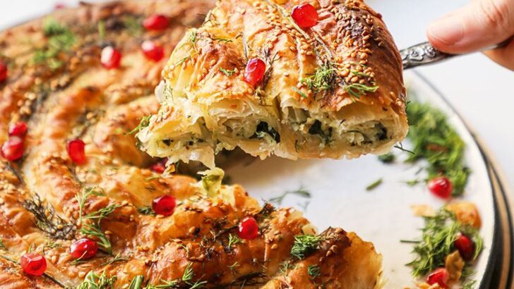 Ispanaklı Ve Peynirli Rulo Tepsi Böreği
