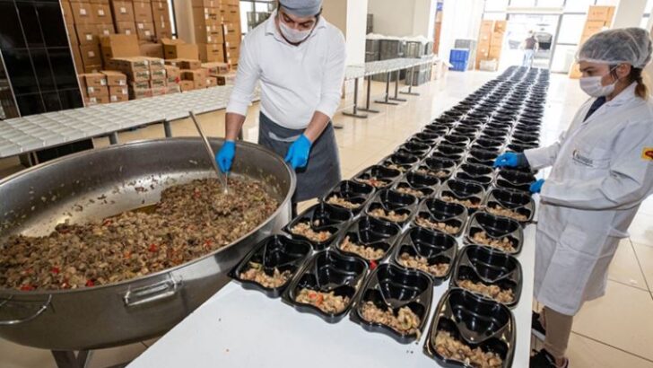 İzmir Dayanışması: 600 bin kişilik iftar yemeği, 40 bin konuta besin paketi dağıtılacak