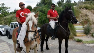 İzmir’de atları ile oy vermeye geldiler
