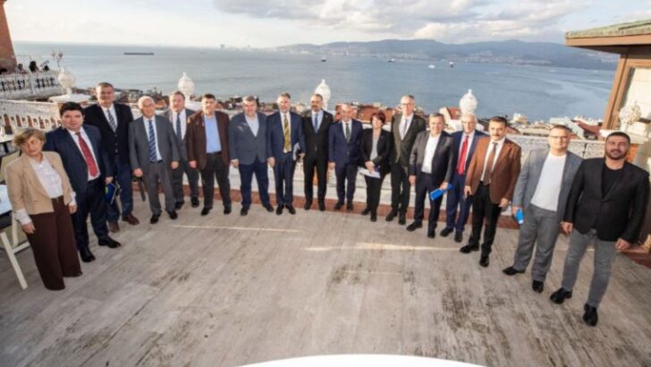 İzmir’de belediyeler zelzeleye karşı bir ortaya geldi