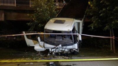 İzmir’de kamyon arabayla çapıştı:1 meyyit, 5 yaralı