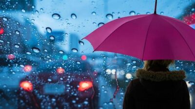 İzmir’de sağanak hayatı olumsuz etkiledi