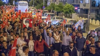 İzmirliler demokrasiye ışık yaktı