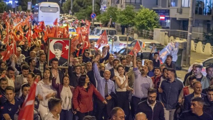 İzmirliler demokrasiye ışık yaktı