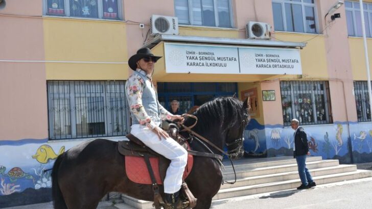 Kovboy kıyafeti giyip, atı ile oy kullanmaya geldi