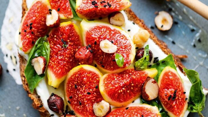 Labneli Ve İncirli Ekmek Üstü