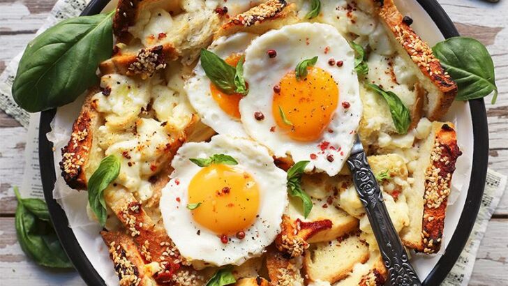 Peynirli Yumurtalı Ekmek Keki