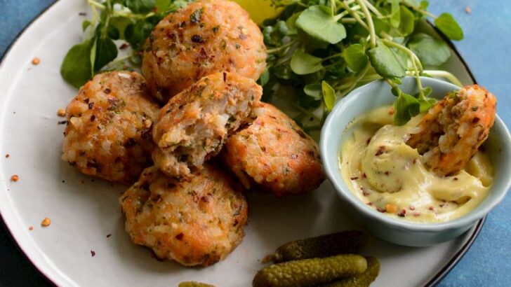 Pirinçli Somon Köfteleri Ve Yeşil Salata