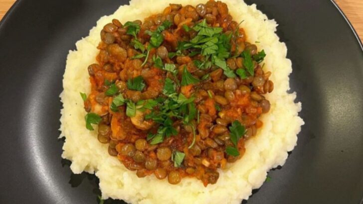 Püre Yatağında Yeşil Mercimek Sote