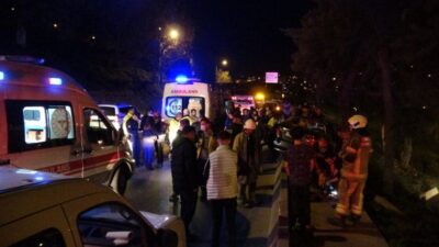 Sıkıştırılan araba refüjü aşıp ağaca çarptı: 2 yaralı