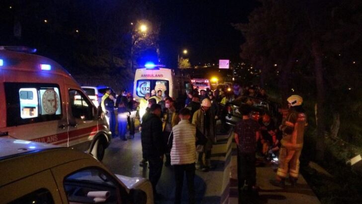 Sıkıştırılan araba refüjü aşıp ağaca çarptı: 2 yaralı