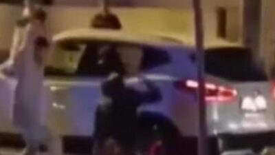 Trafikte tartıştığı kişinin başına kaldırım taşıyla vurdu