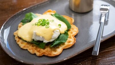Tuzlu Waffle Üstü Poşe Yumurta
