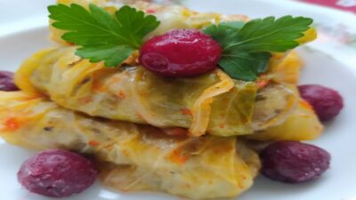 Vişne Ekşisi Soslu Lahana Sarma