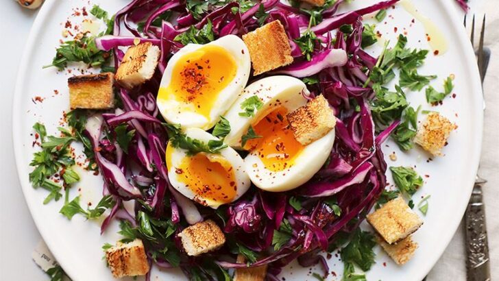 Yumurtalı Kırmızı Lahana Salatası