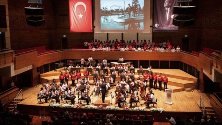 Çocuklar, gençler ve bayanlardan 100. Yıl konseri