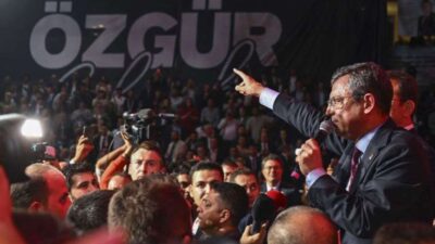 Özgür Özel, CHP’nin 8. Genel Lideri oldu: Zafer konuşmasında pazartesiyi işaret etti