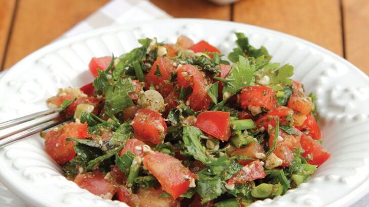 Domatesli Yeşillik Salatası