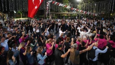 Bornova’da 280 dansçı tıpkı anda harmandalı oynadı